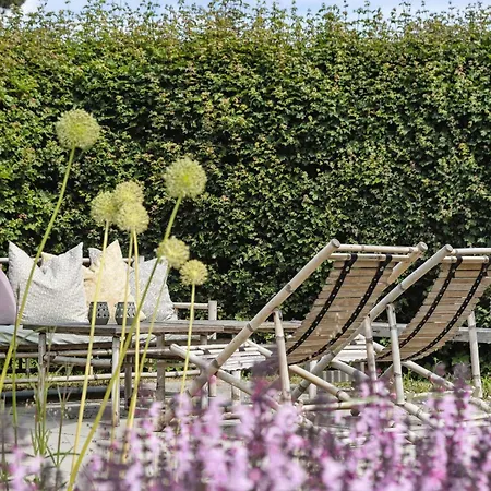 Oasis With Pergolas And Cozy Nooks Near 吉利勒杰